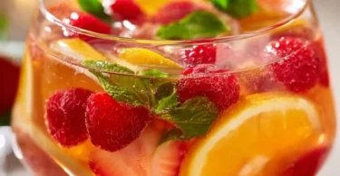 Erfrischende alkoholische Bowle mit Früchten in einem Glas