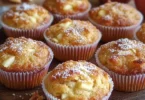 Saftige Apfel Quark Muffins frisch aus dem Ofen