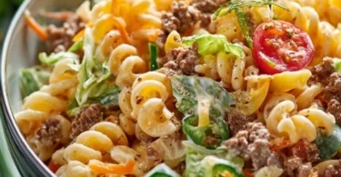 Big Mac Nudelsalat mit Pasta und Burger-Aromen in einer Schüssel.