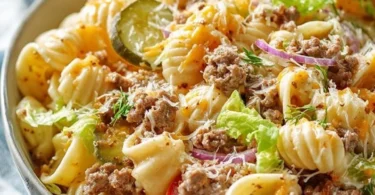 Big Mac Nudelsalat mit Nudeln, Salat und cremiger Sauce serviert