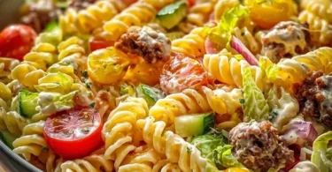 Big Mac Pasta Salat mit frischen Zutaten und leckeren Saucen