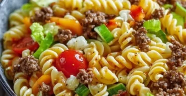 Big Mac Pastasalat mit Pasta, Gemüse und würzigen Saucen in einer Schüssel