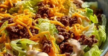 Frischer Big Mac Salat mit saftigen Zutaten und Dressing