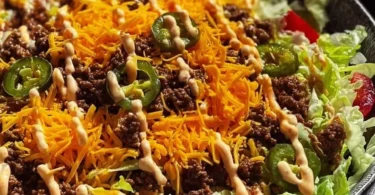 Leckeres Big Mac Salat mit frischen Zutaten und Dressing