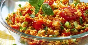 Bulgursalat mit frischem Gemüse und Kräutern, ideal für eine gesunde Ernährung