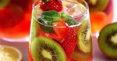 Erfrischende Erdbeer-Kiwi-Limonade in einem Glas mit frischen Früchten.