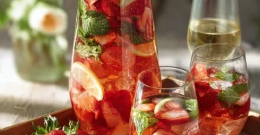 Erfrischende Erdbeer-Minz-Bowle in einem eleganten Glas serviert