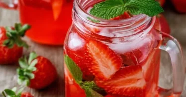 Leckere Erdbeerbowle in einer Schüssel, ideal für Sommerpartys.