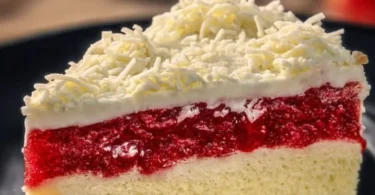 Delizioser Frau Holle Kuchen mit fruchtigem Belag und verführerischer Glasur.