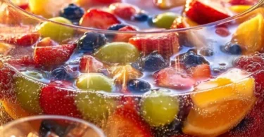 Erfrischende fruchtige Bowle mit bunten Früchten in einem Getränkeglas.