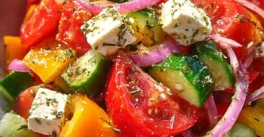 Griechischer Bauernsalat mit frischem Gemüse und Feta-Käse