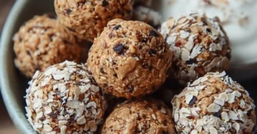 Herzhafte proteinreiche Snackbällchen frisch zubereitet für gesunde Ernährung