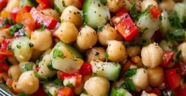 Bunter Kichererbsensalat mit frischem Gemüse und Kräutern
