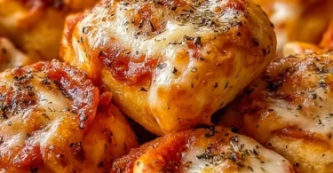 Luftfritteuse-Pizza-Rollen frisch zubereitet und serviert auf einem Teller.