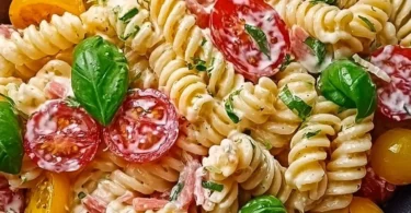 Leckeren Pastasalat von Mahlwerk, frisch zubereitet und gesund.