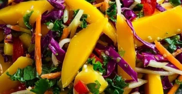 Frischer Mangosalat mit buntem Gemüse und Limetten-Dressing