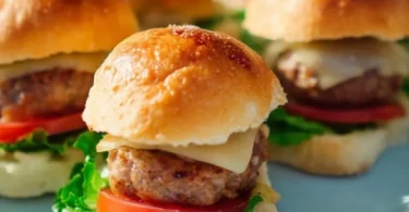 Leckere Mini-Burger auf einem Servierteller