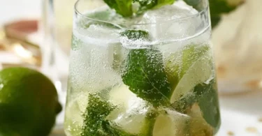 Erfrischende Mojitobowle mit Minze und Limette in einer großen Schüssel serviert