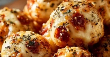 Leckere Pizza Bällchen auf einem Teller serviert