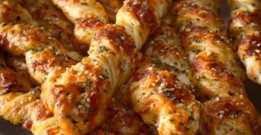 Köstliche und schnelle Pizzastangen auf einem Teller serviert