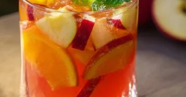 Fruchtige Sex on the Beach Schale mit bunten Zutaten und Cocktails für eine Party.