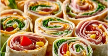 Leckere Wrap-Röllchen gefüllt mit frischen Zutaten auf einem Teller