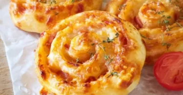 Vegetarische Blätterteigschnecken auf einem Teller, ideal für Snacks oder Partys.