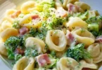 Leckere Brokkoli Schinken Pasta mit frischen Zutaten serviert