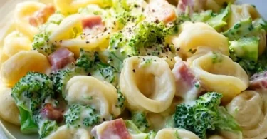 Leckere Brokkoli Schinken Pasta mit frischen Zutaten serviert
