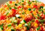 Bowl mit frischem Bulgursalat, garniert mit Gemüse und Kräutern