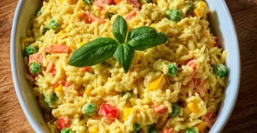 Bunter Reissalat mit Curry, gesund und lecker, serviert in einer Schüssel