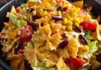 Bunter Taco-Nudelsalat mit Crunch auf einem Teller serviert