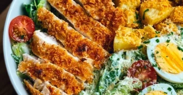 Leckere Caesar-Hähnchen-Bowl mit frischen Zutaten und Dressing