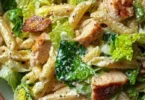 Leckere Caesar-Nudelsalat mit Römersalat und Dressing