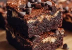 Proteinreiche Cottage Cheese Brownies auf einem Teller serviert.