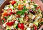 Couscous-Salat mit Feta, frischen Gemüsen und Kräutern