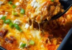 Cremiges Ofen-Gyros in Metaxa-Sauce serviert auf einem Teller
