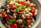 Dicker Bohnen Salat nach griechischer Art mit frischen Zutaten