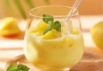 Eierlikörbowle mit Ananas und Sekt in einem dekorativen Glaskrug
