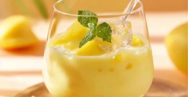 Eierlikörbowle mit Ananas und Sekt in einem dekorativen Glaskrug