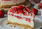 Erdbeer Crunch Käsekuchen mit frischen Erdbeeren und knusprigem Topping