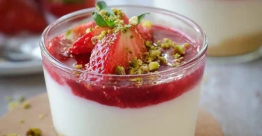 Erdbeer-Dessert im Glas mit frischen Erdbeeren und Sahne