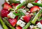 Erdbeer-Spargel-Salat mit Feta und Pinienkernen, frisches Rezept für den Sommer