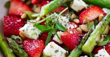 Erdbeer-Spargel-Salat mit Feta und Pinienkernen, frisches Rezept für den Sommer