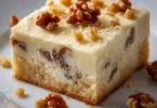 Kuchen mit Pudding und Walnüssen auf einem Teller serviert