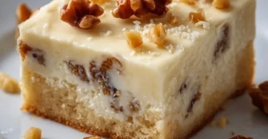 Kuchen mit Pudding und Walnüssen auf einem Teller serviert