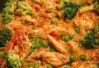 Bunte Gemüsepfanne mit saftigem Hähnchen und frischen Zutaten