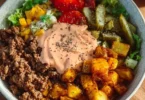 Gesunde Burger Bowl mit frischen Zutaten und buntem Gemüse