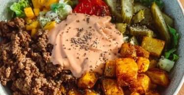 Gesunde Burger Bowl mit frischen Zutaten und buntem Gemüse