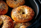 Heißluftfritteusen-Bagels in einer goldbraunen Kruste serviert